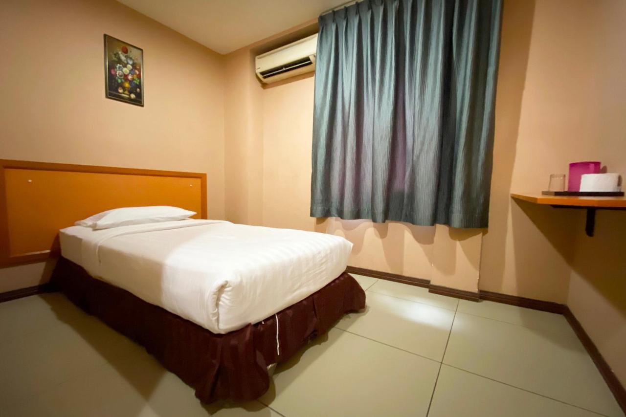 Oyo 90108 Hotel Kaya Kota Kinabalu Buitenkant foto