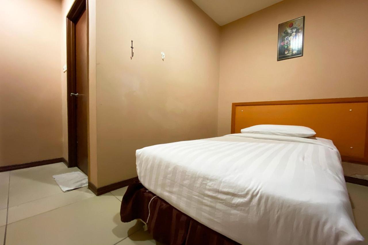 Oyo 90108 Hotel Kaya Kota Kinabalu Buitenkant foto